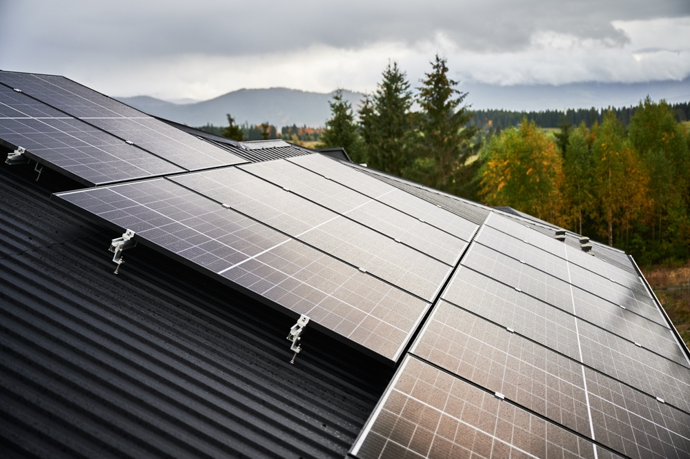 panouri fotovoltaice pe casa pentru a produce curent din energie solara