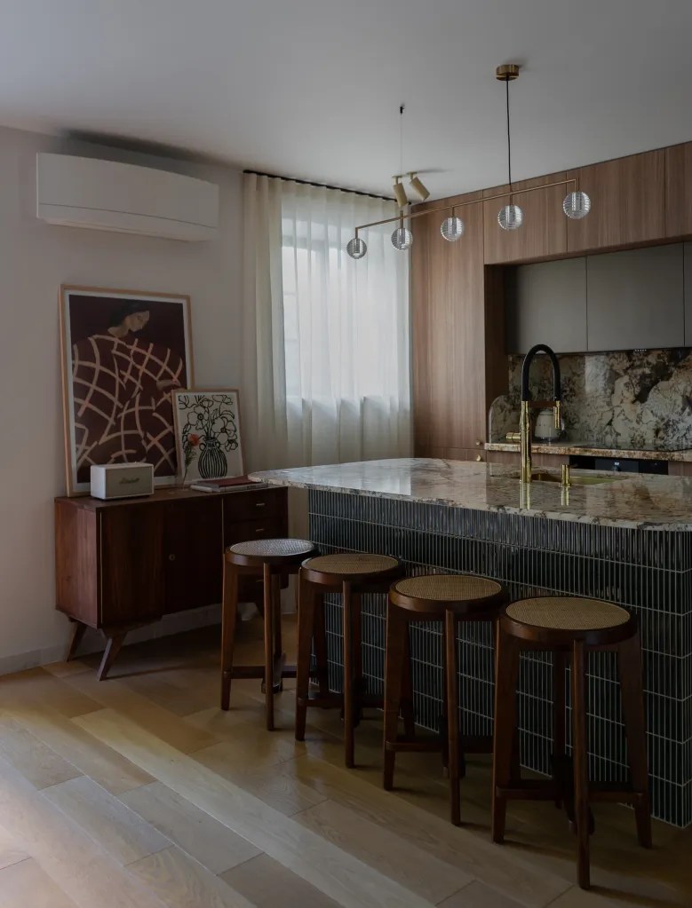 amenajare bucatarie open space cu insula blat marmura scaune de bar din lemn