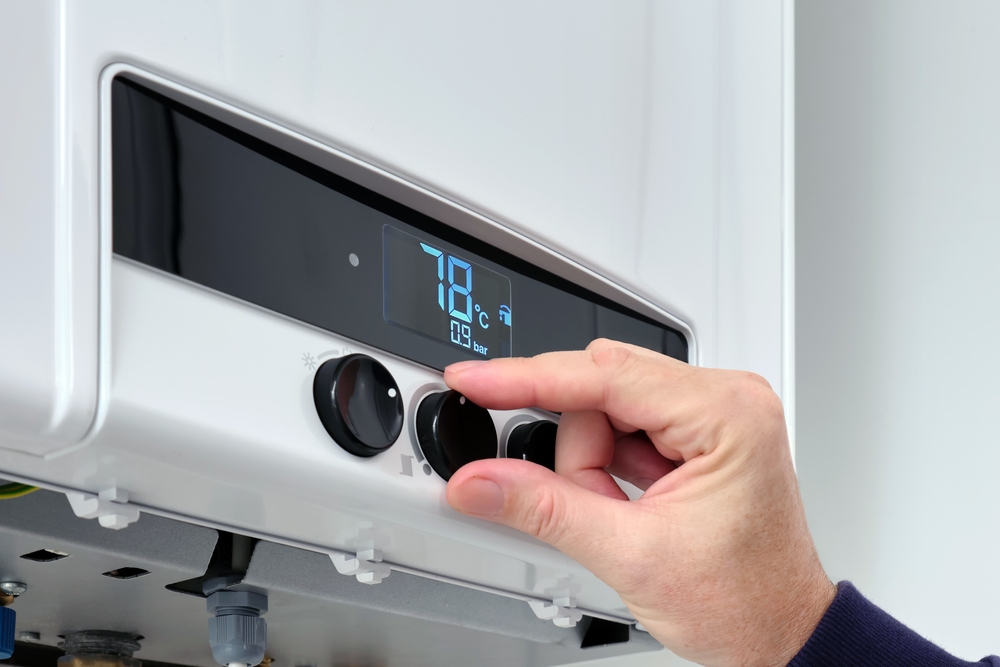 centrala electrica reglare temperatura de mana unui bărbat