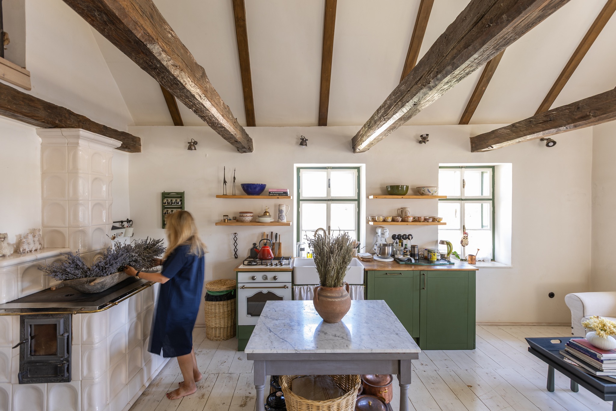 interior casa romaneasca veche cu arhitectura traditionala plafon cu barne de lemn