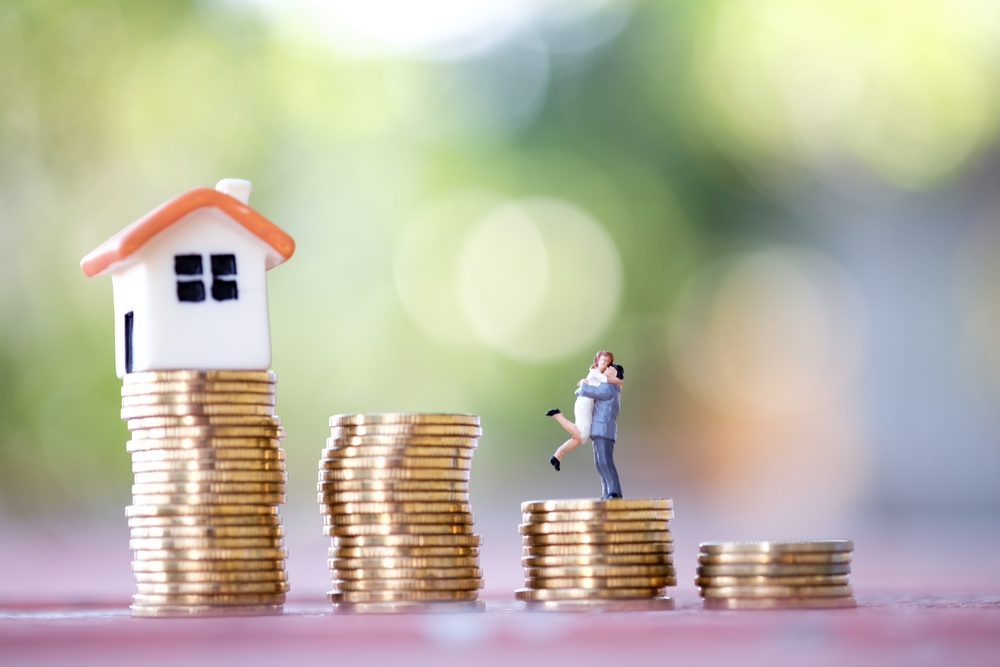 miniatura cu monede, casa si cuplu care moștenește avere