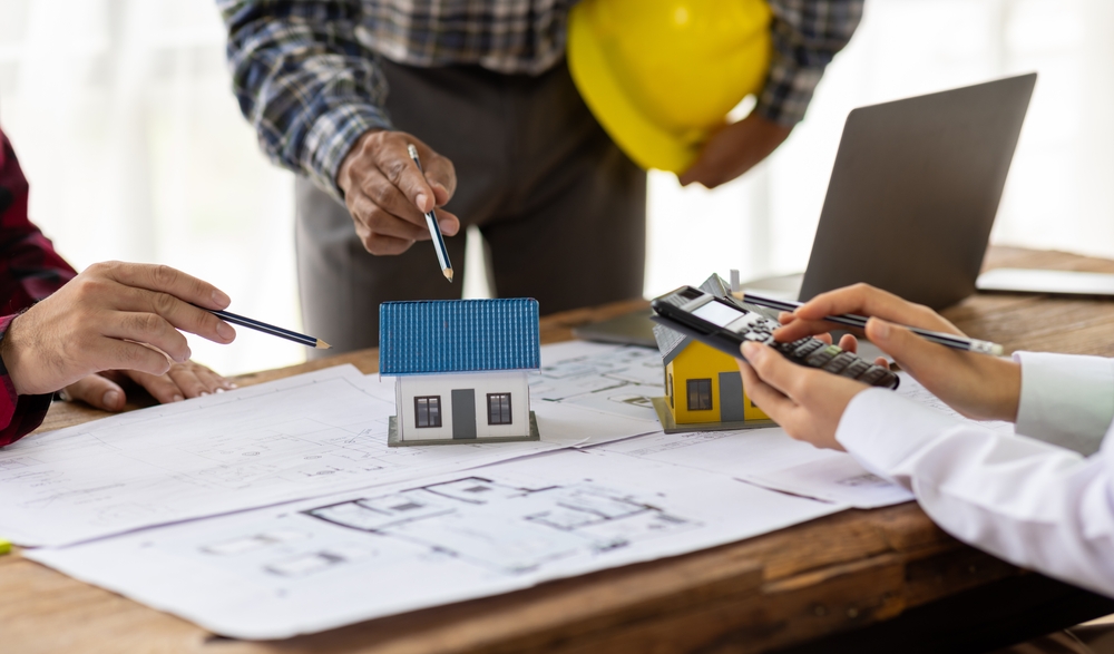 proiect casa noua realizat de ingineri si arhitecți pe planșe cu casa in miniatura