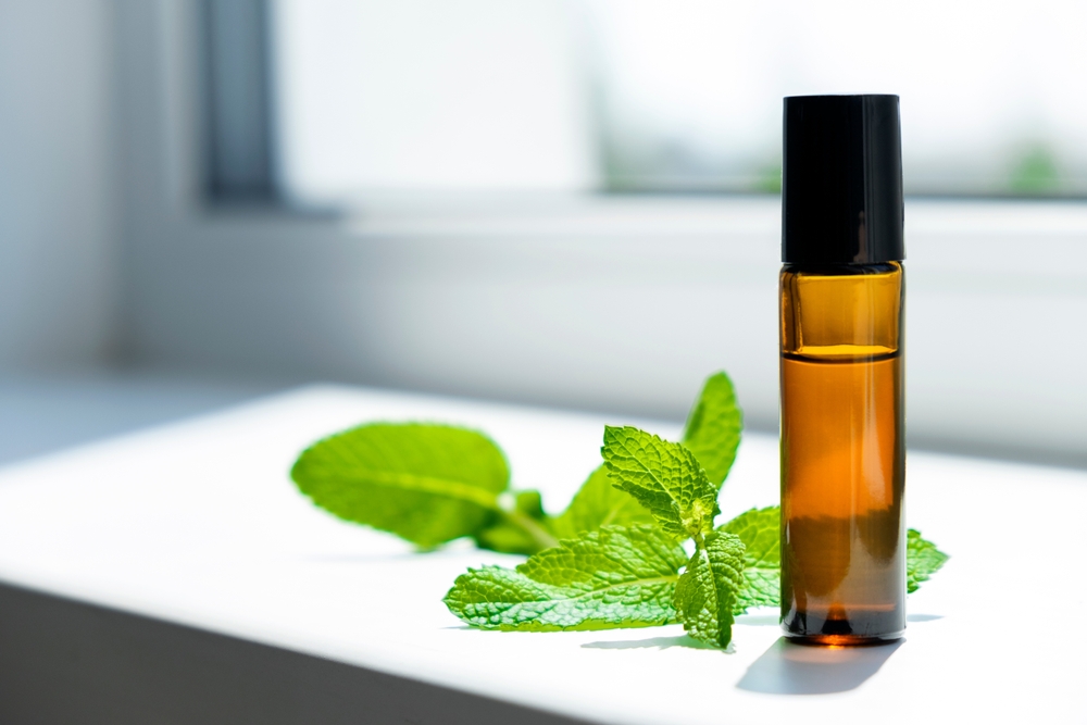 ulei esențial de mentă în sticlă mică