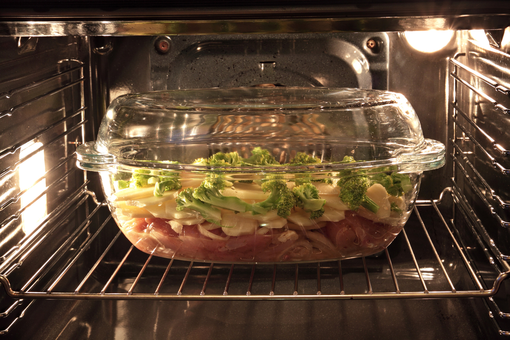 vas din sticla termorezistentă cu mâncare in el pentru a găti la cuptorul electric