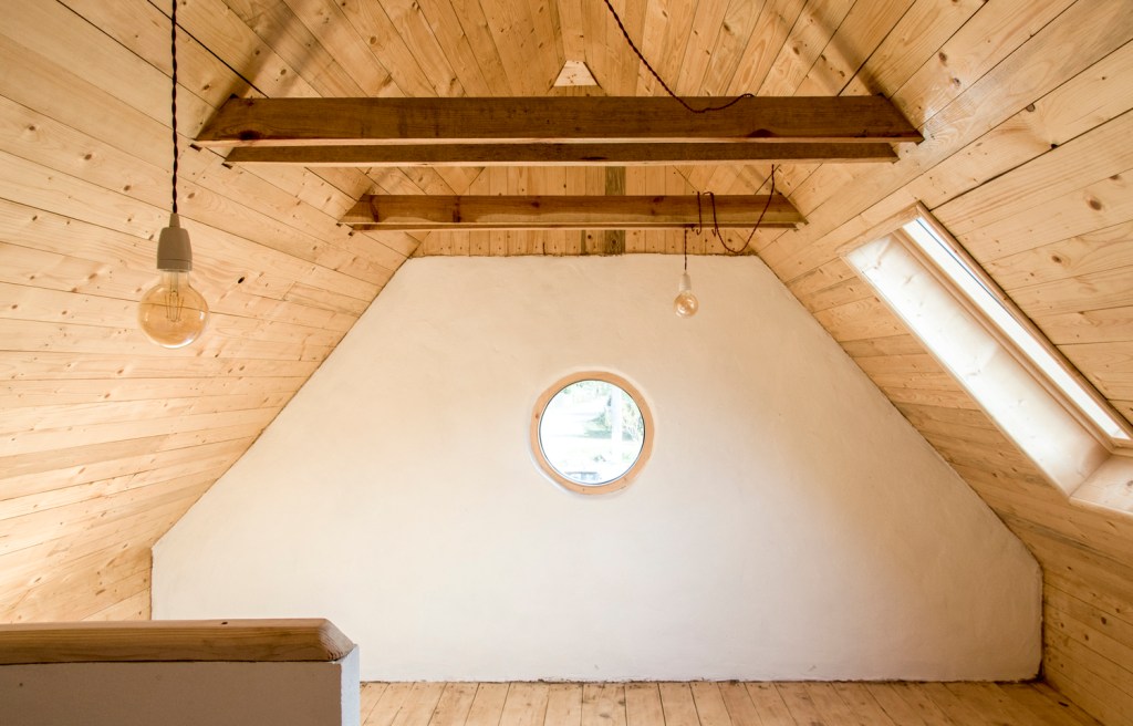 Ferestrele, golurile în suprafața pereților văluriți, încadrează minunatul peisaj înconjurător în tablouri cu diferite forme și dimensiuni.