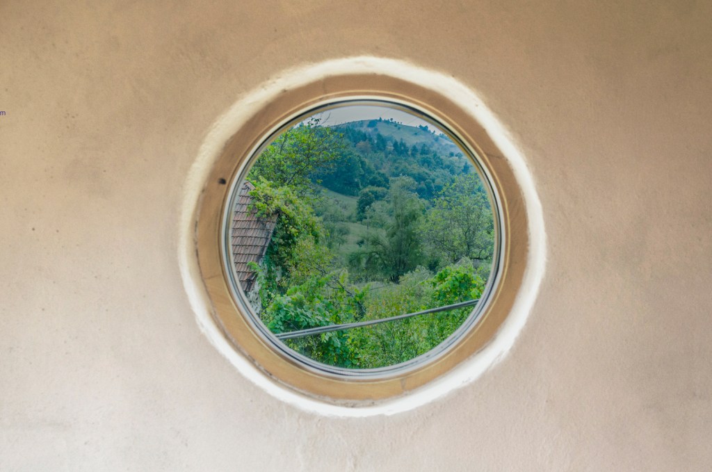 Ferestrele, golurile în suprafața pereților văluriți, încadrează minunatul peisaj înconjurător în tablouri cu diferite forme și dimensiuni.