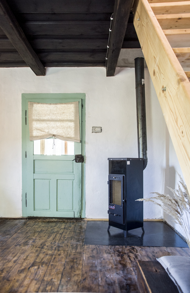 La interior, tencuiala de pământ a fost finisată cu var și cenușă, care mențin permeabilitatea pereților și creează un microclimat sănătos. 