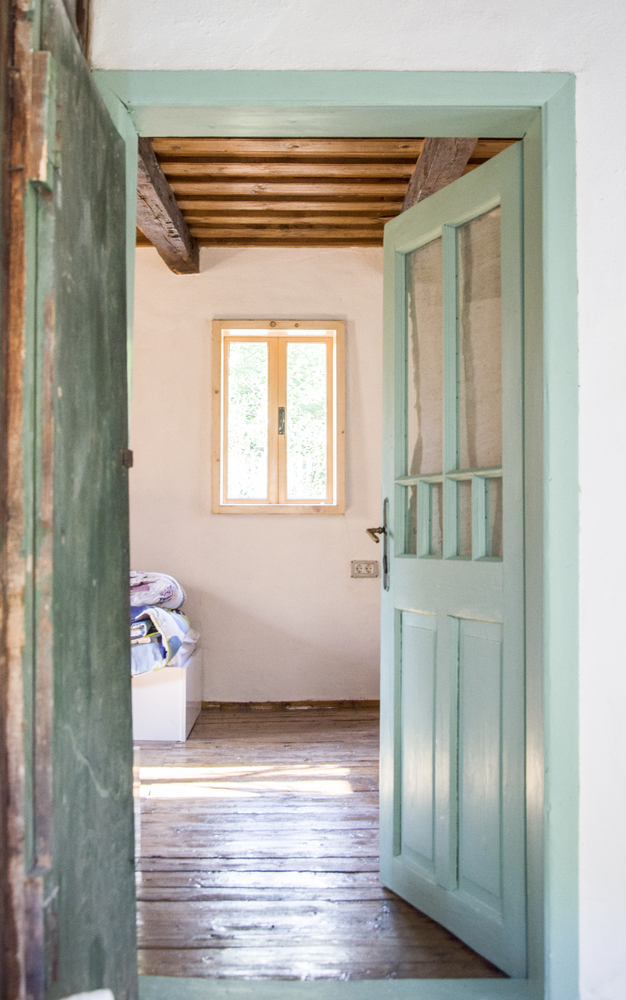 La interior, tencuiala de pământ a fost finisată cu var și cenușă, care mențin permeabilitatea pereților și creează un microclimat sănătos. 