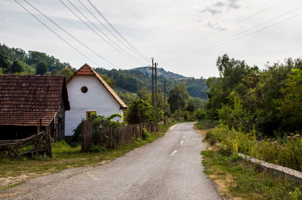 Aproximativ 76% din bugetul proiectului a mers către meșteri și servicii locale, ceea ce a reflectat dorința clienților de a susține economia satului