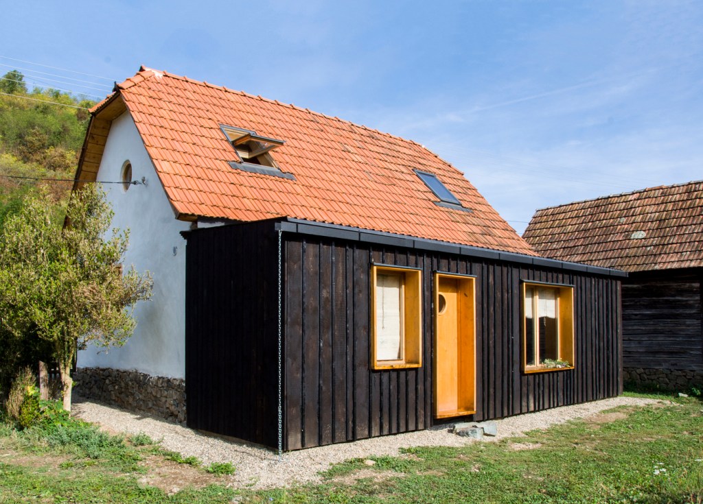 Ferestrele au fost refăcute integral din lemn natural