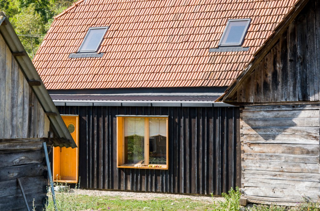 Ferestrele au fost refăcute integral din lemn natural