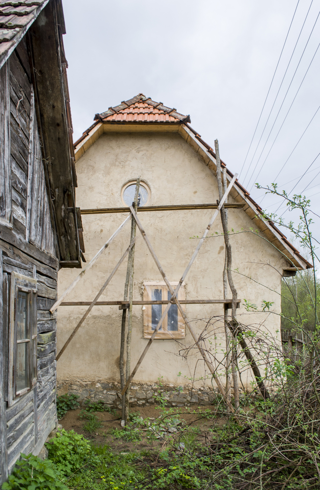 Loredana Gaiță și Miodrag Stoianov au preluat proiectul reabilitării unei case nelocuite de 15 ani în 2017