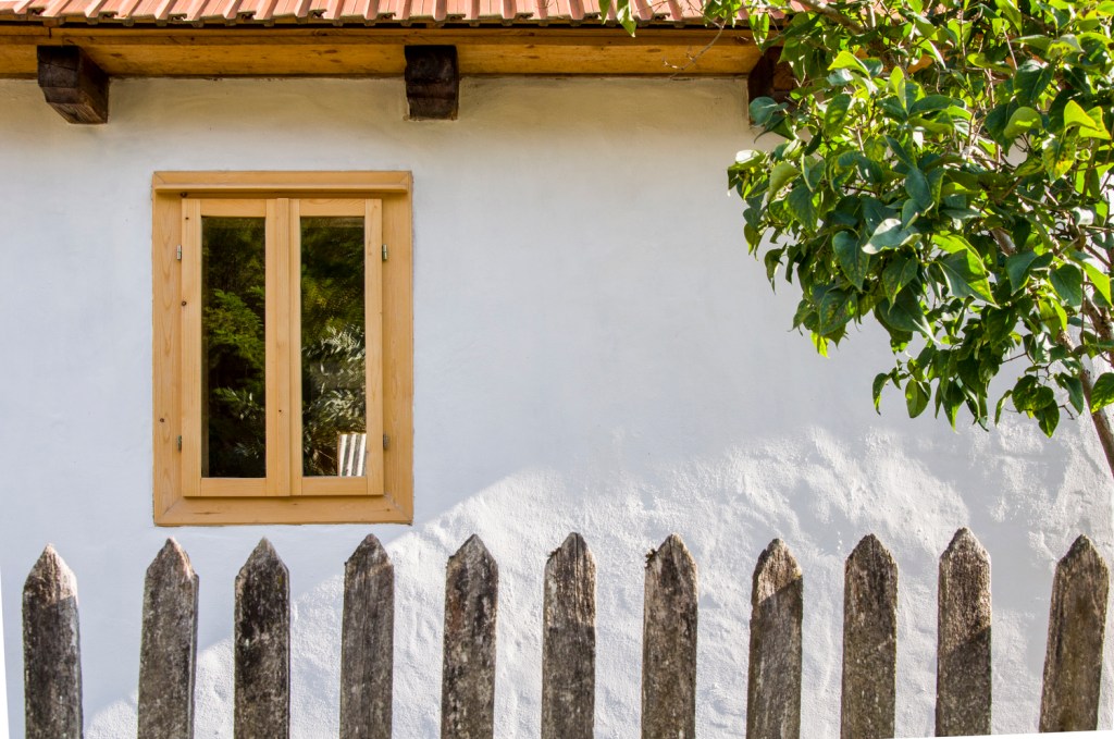 Aproximativ 76% din bugetul proiectului a mers către meșteri și servicii locale, ceea ce a reflectat dorința clienților de a susține economia satului