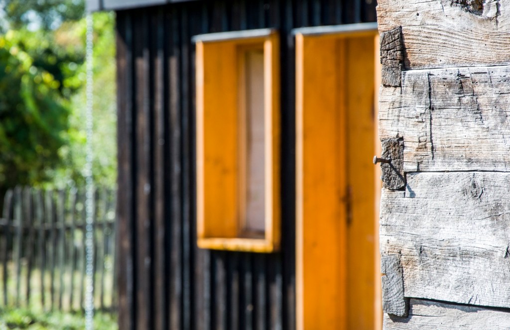 Ferestrele au fost refăcute integral din lemn natural