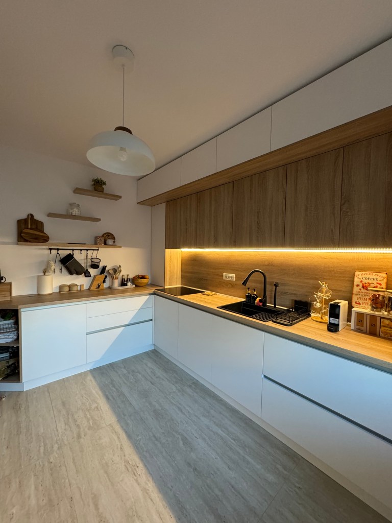  Bucătăria este o combinație echilibrată între stilul modern și cel scandinav 