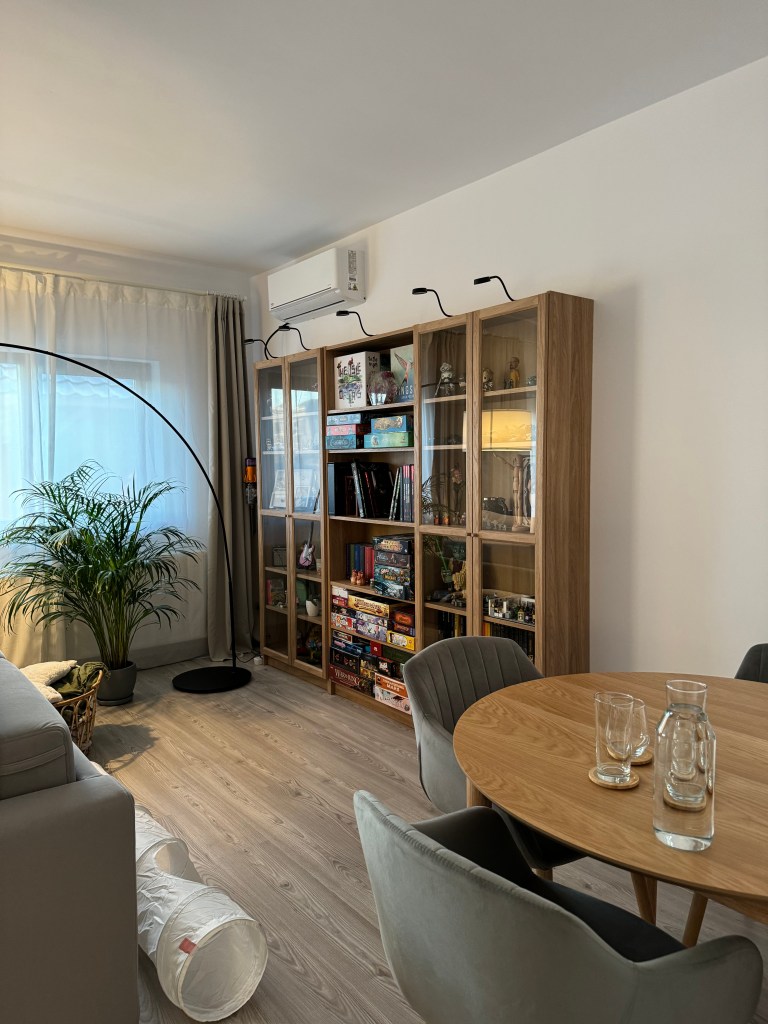 În living a gândit un spațiu cozy și bine echilibrat, unde confortul, lumina și textura devin elementele principale ale designului 