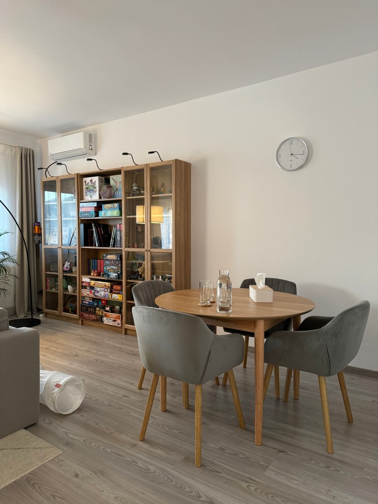 În living a gândit un spațiu cozy și bine echilibrat, unde confortul, lumina și textura devin elementele principale ale designului 