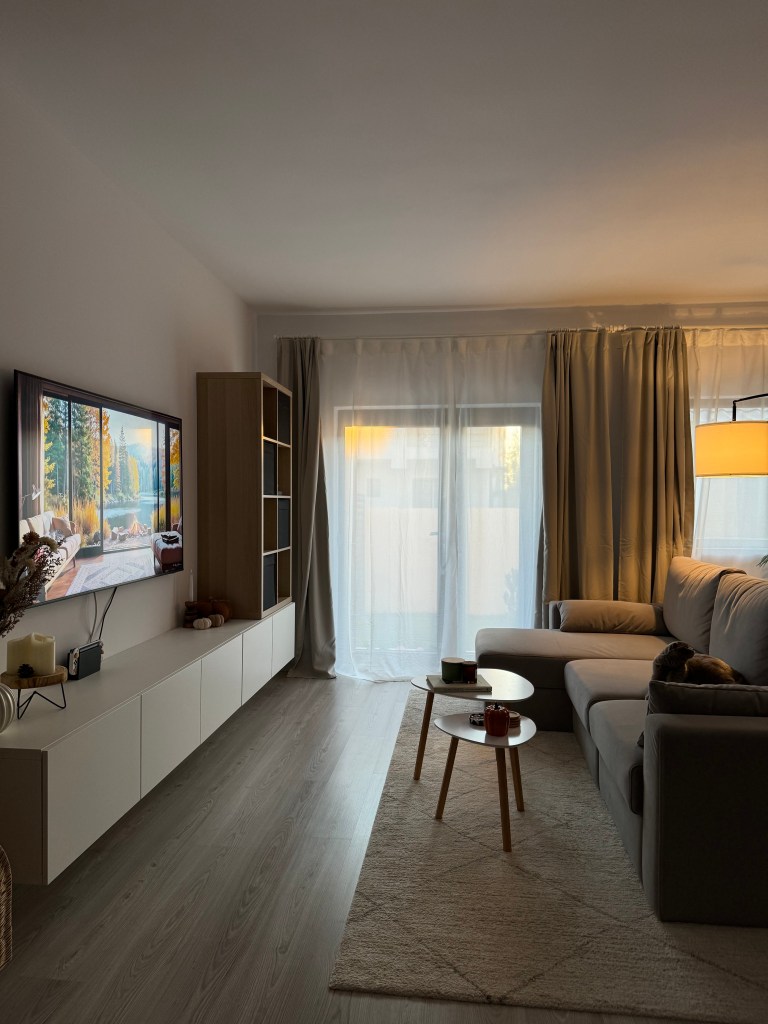 În living a gândit un spațiu cozy și bine echilibrat, unde confortul, lumina și textura devin elementele principale ale designului 