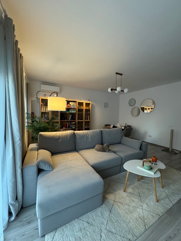 Casa este de tip P+1 și are o suprafață de 129.80 metri pătrați și o suprafață utilă de 113.70 metri pătrați