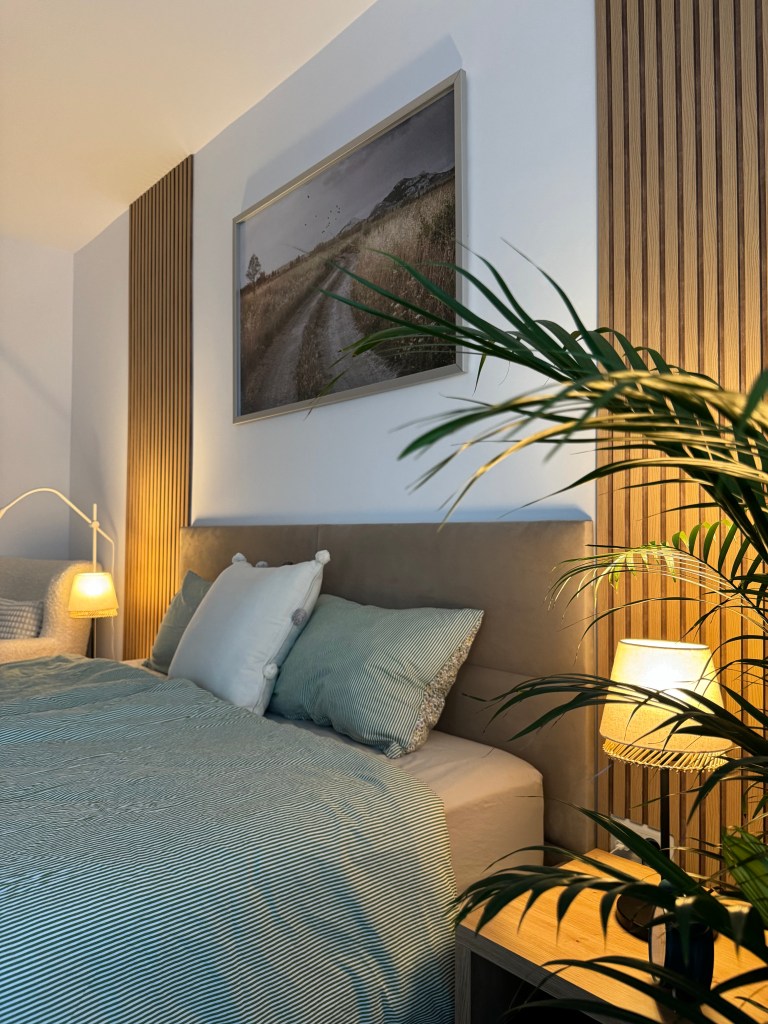 Casa este de tip P+1 și are o suprafață de 129.80 metri pătrați și o suprafață utilă de 113.70 metri pătrați