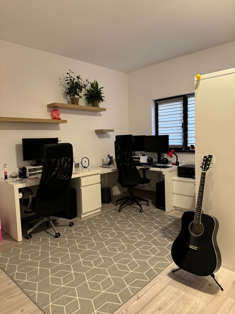 Biroul și dressing-ul au fost integrate împreună în aceeași încăpere, delimitate foarte clar cu ajutorul unor piese de mobilier de tip rafturi