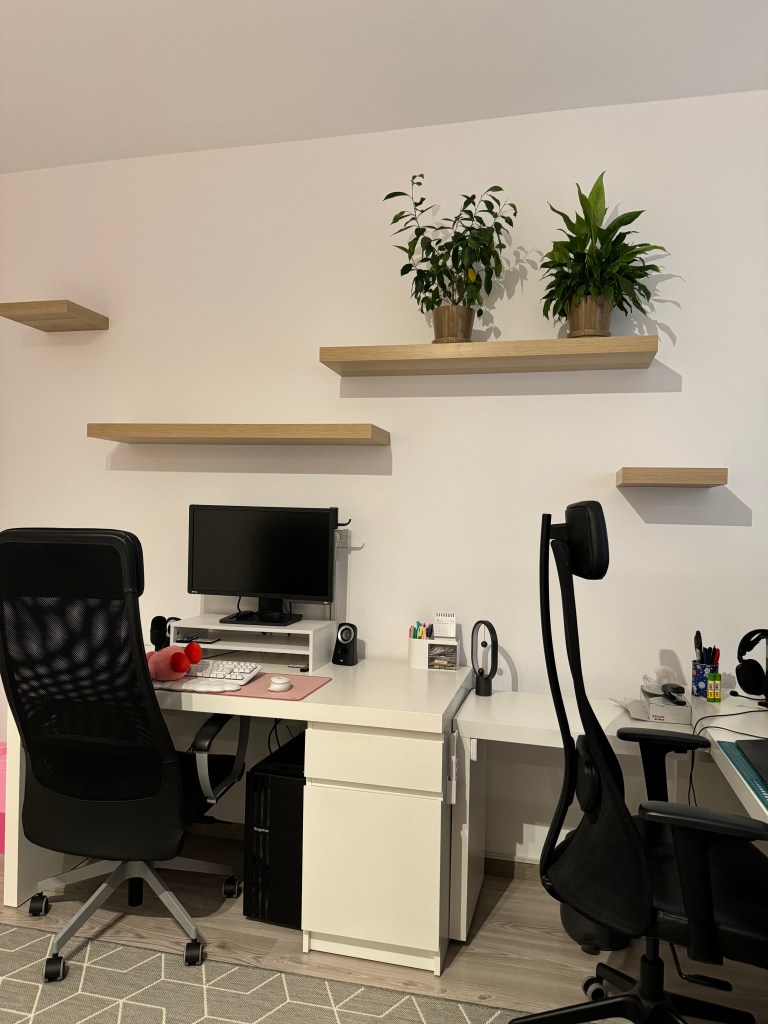 Biroul și dressing-ul au fost integrate împreună în aceeași încăpere, delimitate foarte clar cu ajutorul unor piese de mobilier de tip rafturi