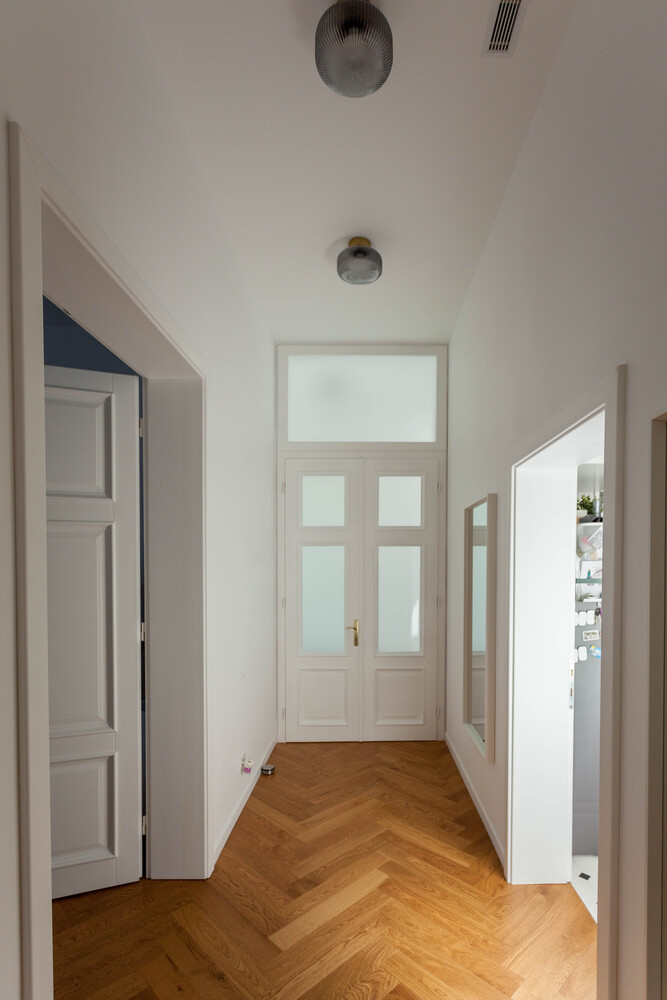  Rezultatul proiectului este un dialog armonios între vechi și nou, pus în valoare prin cărămidă, tencuială, țiglă ceramică și tablă fălțuită