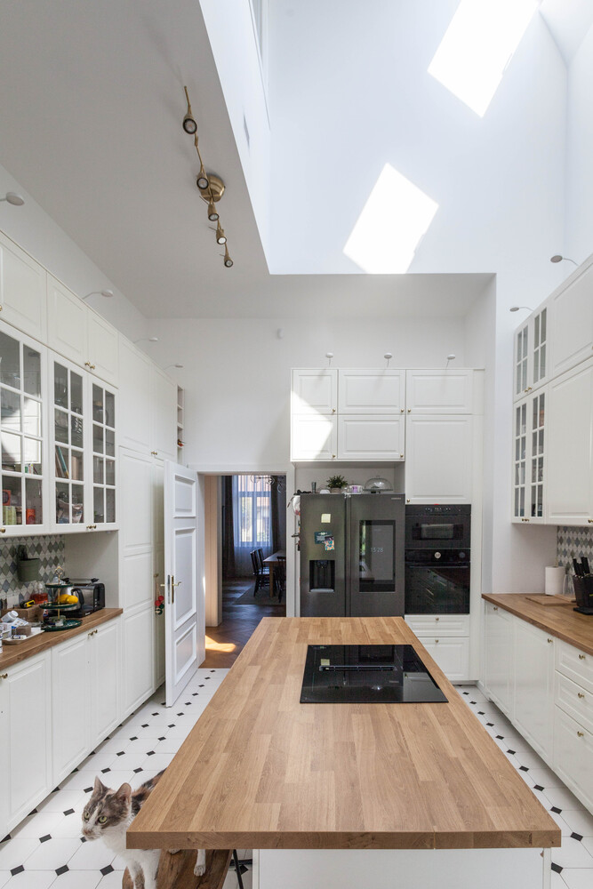 Rezultatul proiectului este un dialog armonios între vechi și nou, pus în valoare prin cărămidă, tencuială, țiglă ceramică și tablă fălțuită