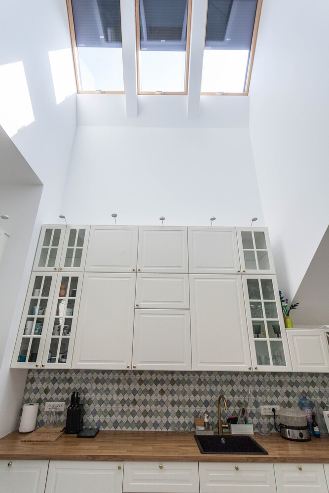 Rezultatul proiectului este un dialog armonios între vechi și nou, pus în valoare prin cărămidă, tencuială, țiglă ceramică și tablă fălțuită