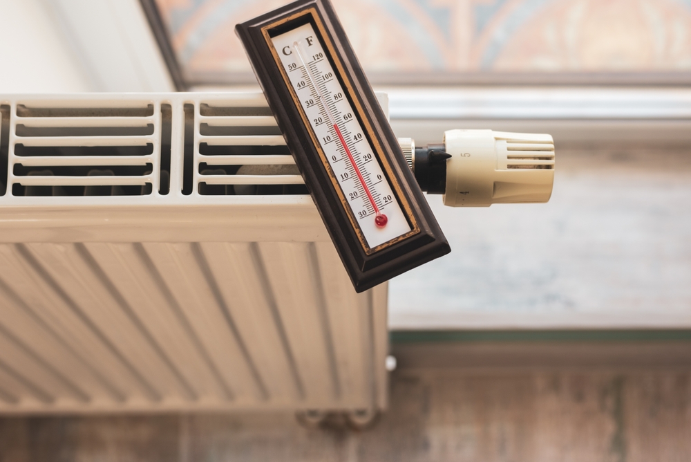temperatura scăzută in casa vizibila pe termometru lângă calorifer