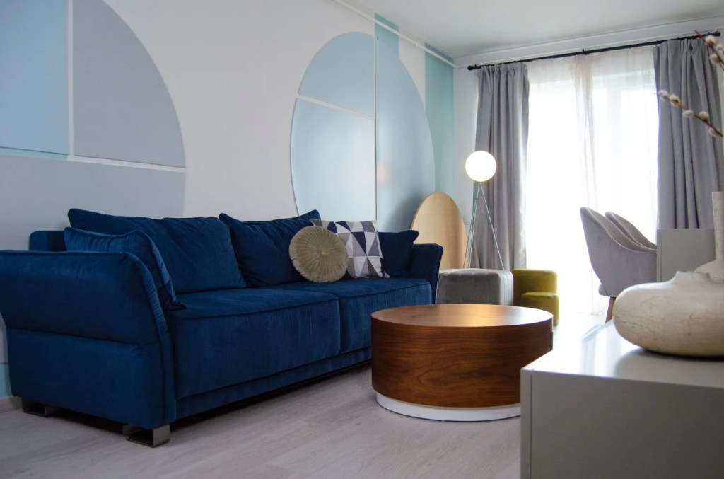 cu ce asortăm o canapea albastră amenajare living cu bleu covor neutru masuta de cafea caramizie