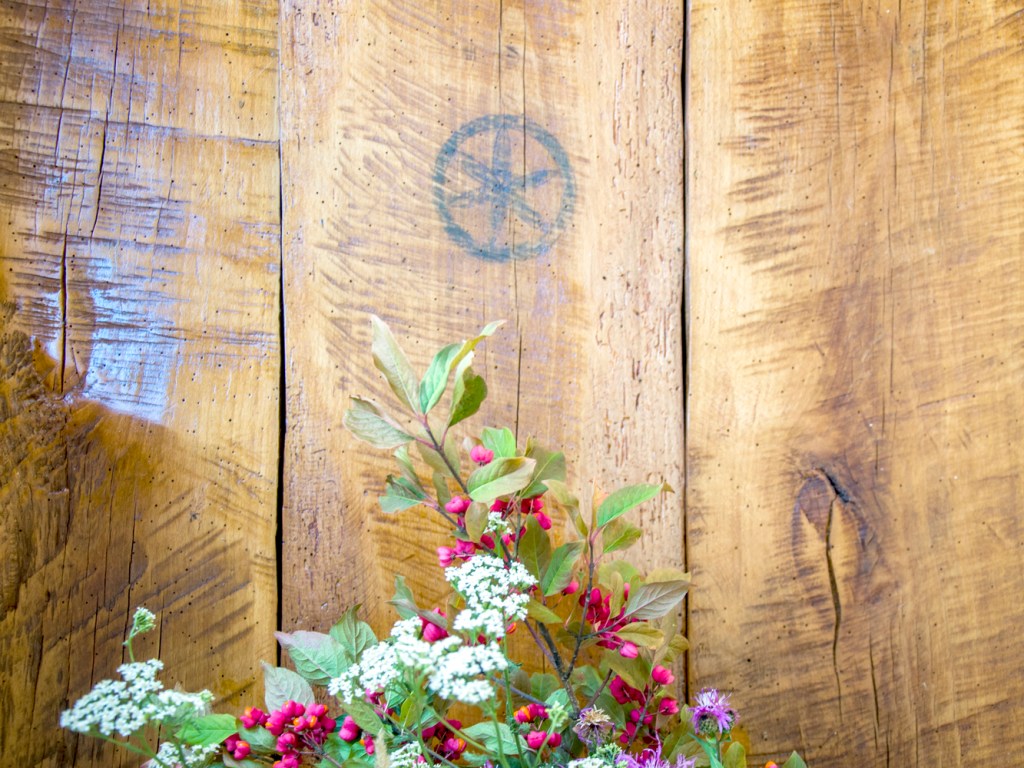 Pardoselile și tavanul din lemn de gorun vechi au fost păstrate și curățate, lăsate aparente.