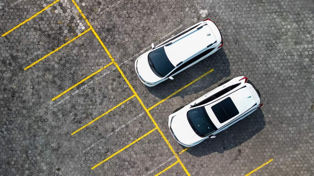 locuri de parcare marcate cu galben masini albe parcate