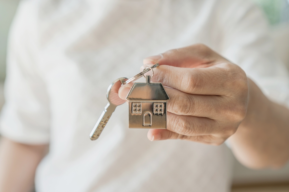 proprietar oferă cheile casei închiriate unui chiriaș