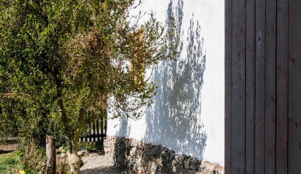 Fundația de piatră a fost reparată pentru a stabiliza construcția și a proteja pereții de umezeală