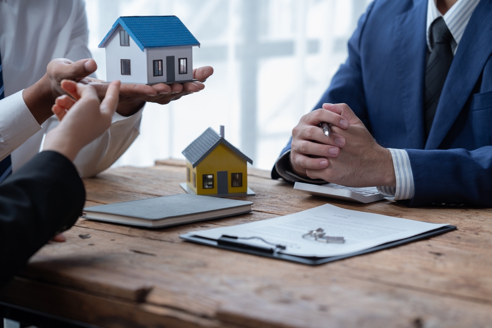 moștenitori vând casa unui cumpărător cu ajutorul certificatului de moștenitor