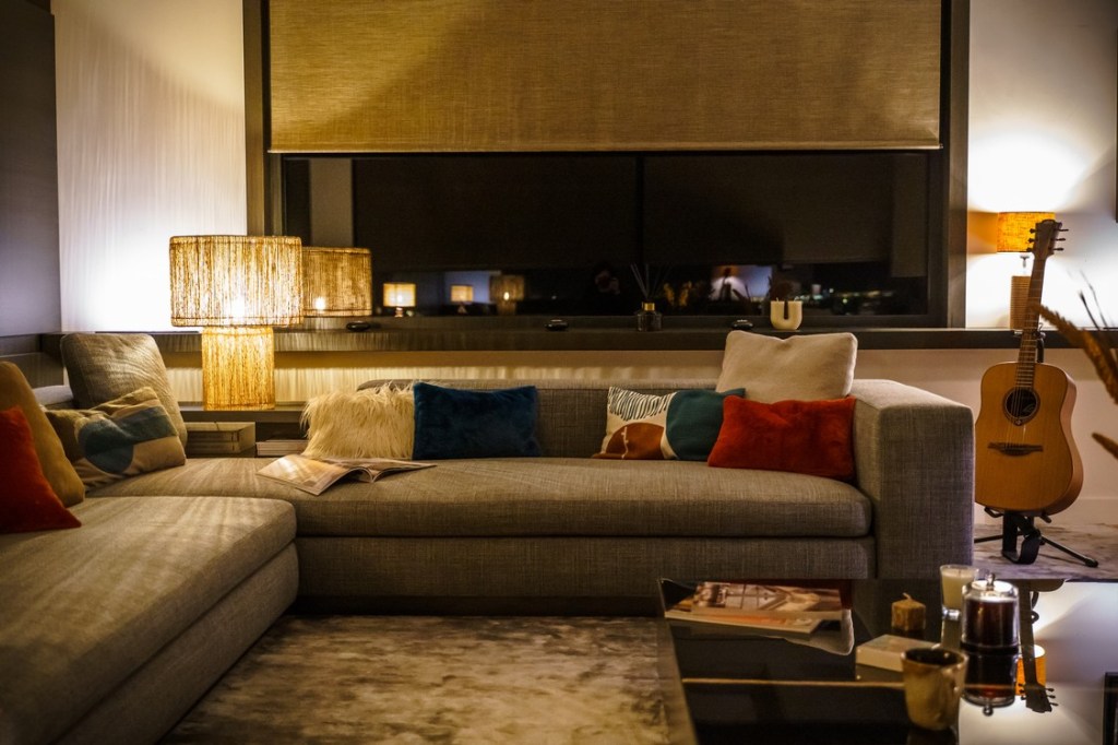 solutii hi tech tehnologie smart pentru economie la facturi living cu coltar si jaluzele motorizate lampi aprinse lumina smart