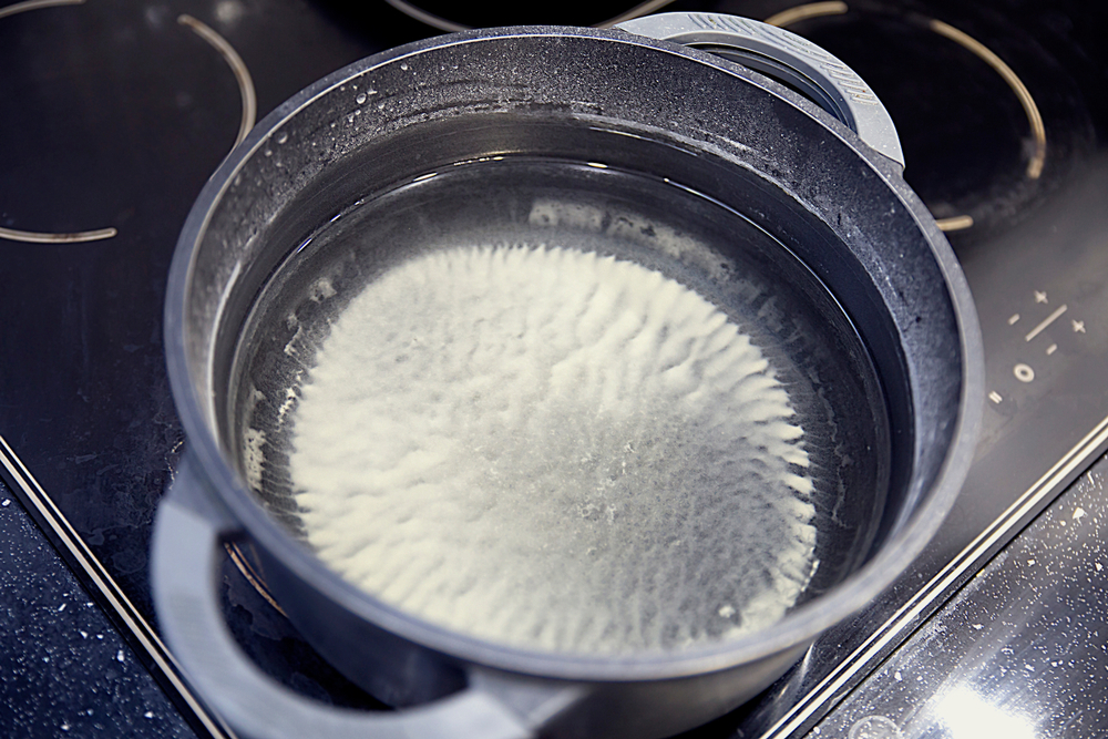 depuneri de calcar pe oala care fierbe cu apa