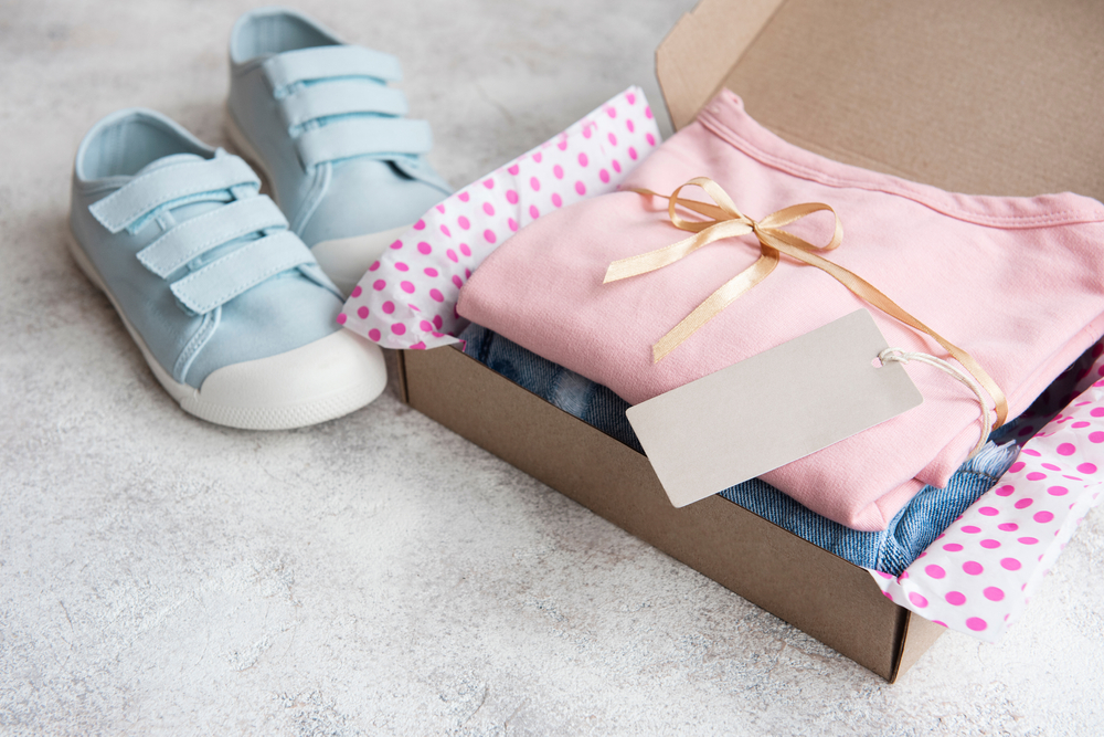 cadou de craciun pentru copil hainute si papucei de purtat