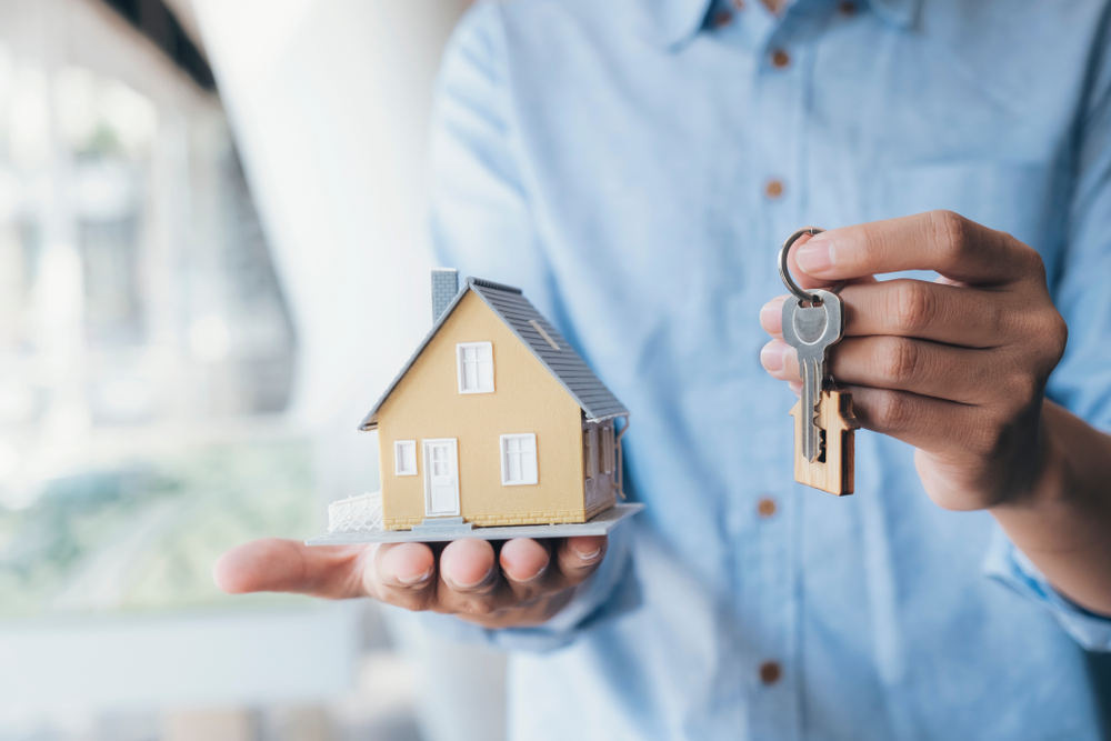 bărbat care tine miniatura casa impozit venit chirii 2026