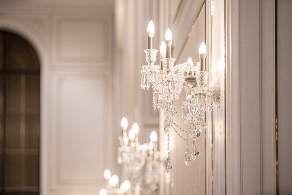 candelabru alb care iluminează camera