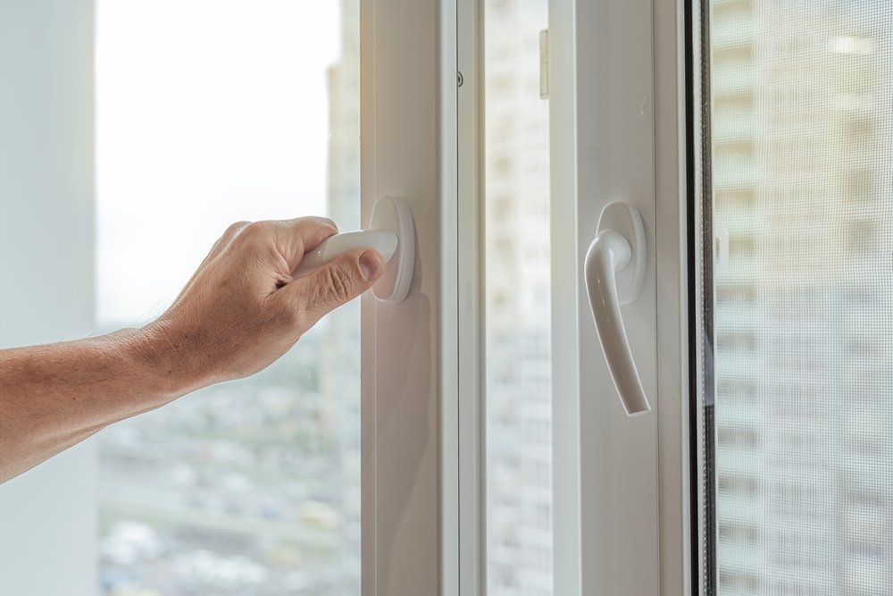 aerisire casa ferestre mana bărbat care deschide geamul