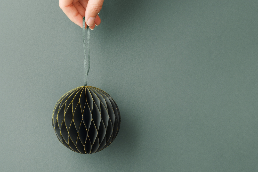 glob din hârtie realizat manual pentru împodobirea bradului de Crăciun