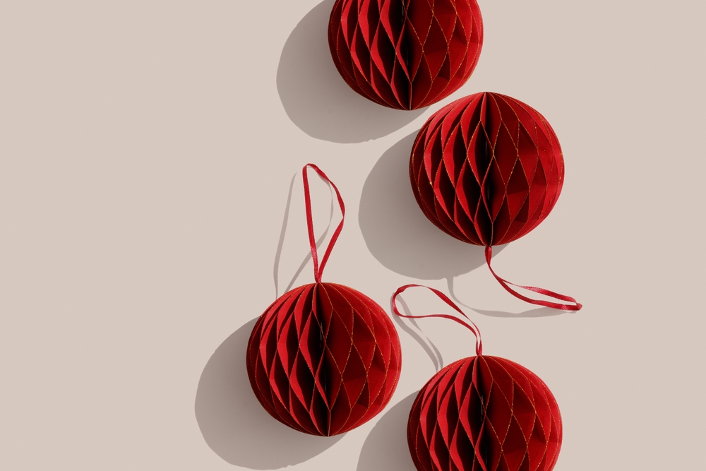 globuri roșii din hartie pentru decor brad de Crăciun