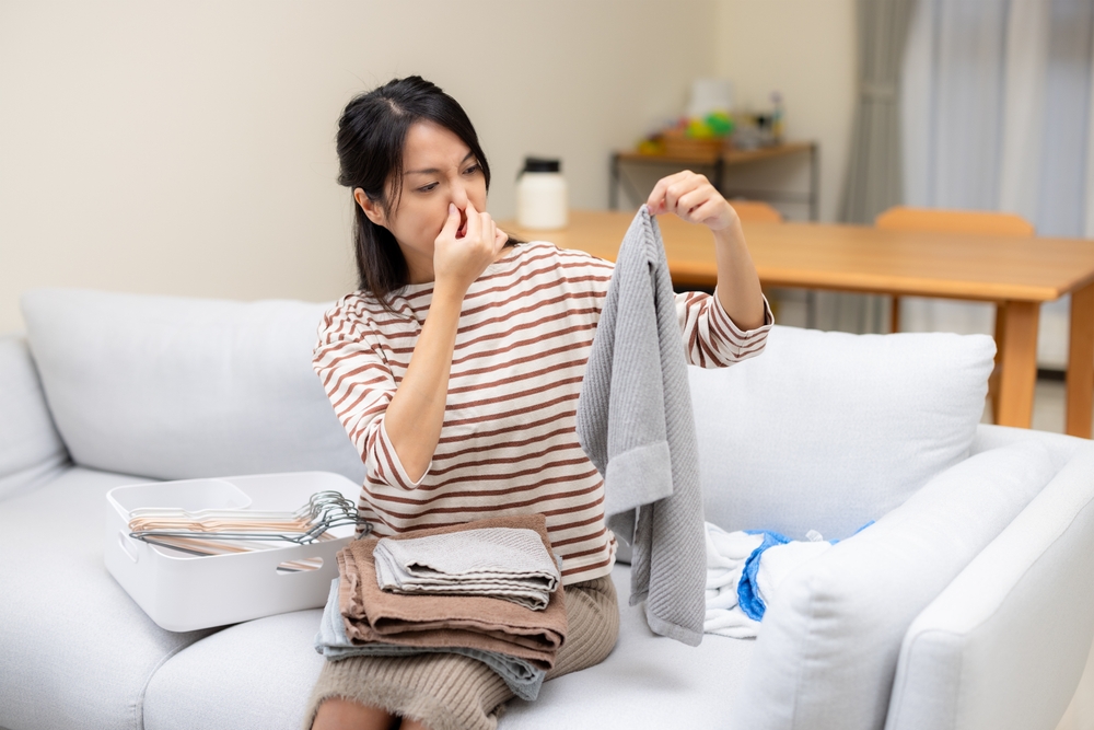 haine cu miros rânced mirosite de femeie