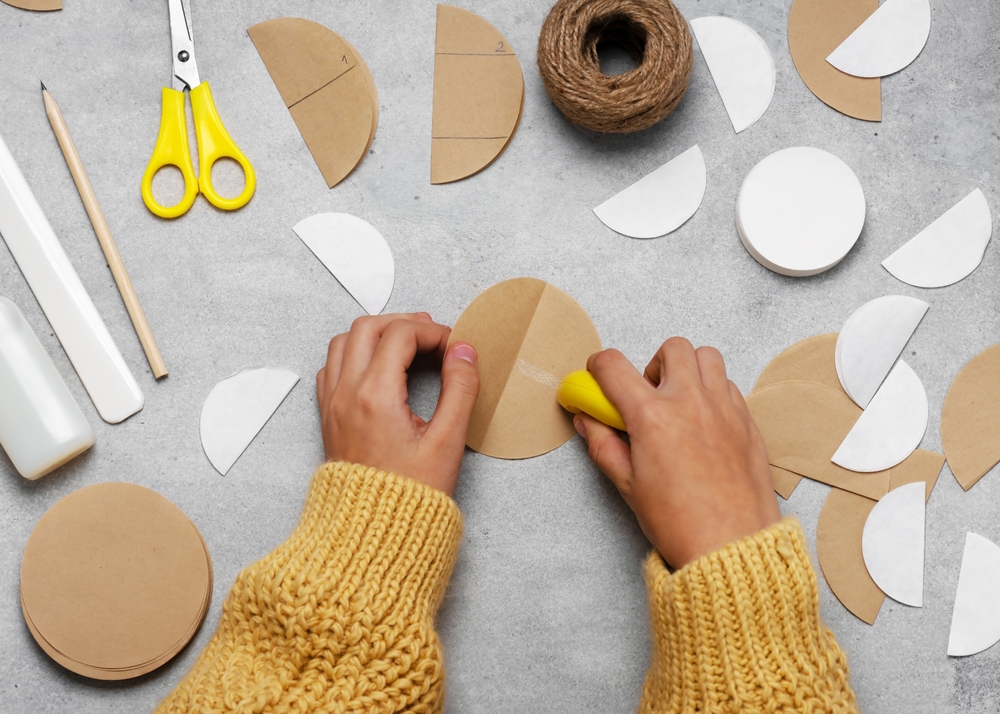 pași pentru realizarea globurilor din hartie cu materiale si ustensile de către mâinele unei femei