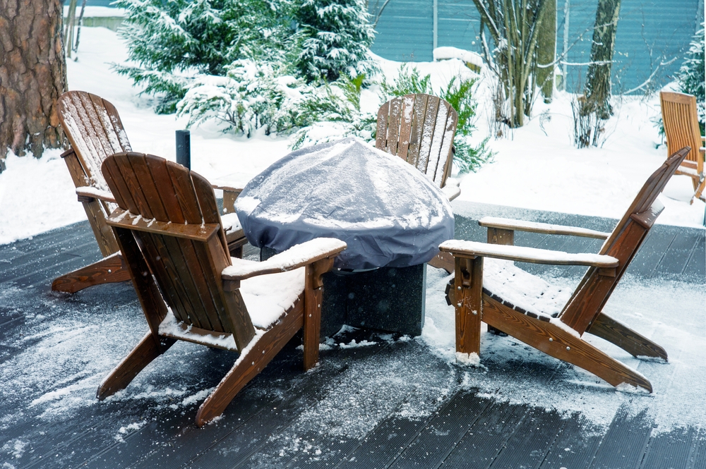 mobilier din lemn de exterior acoperit de zăpadă soluții protecție