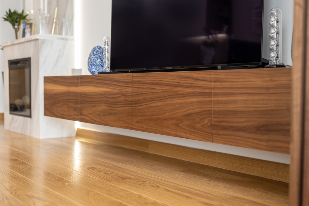 stand tv din lemn montat suspendat înălțime potrivită