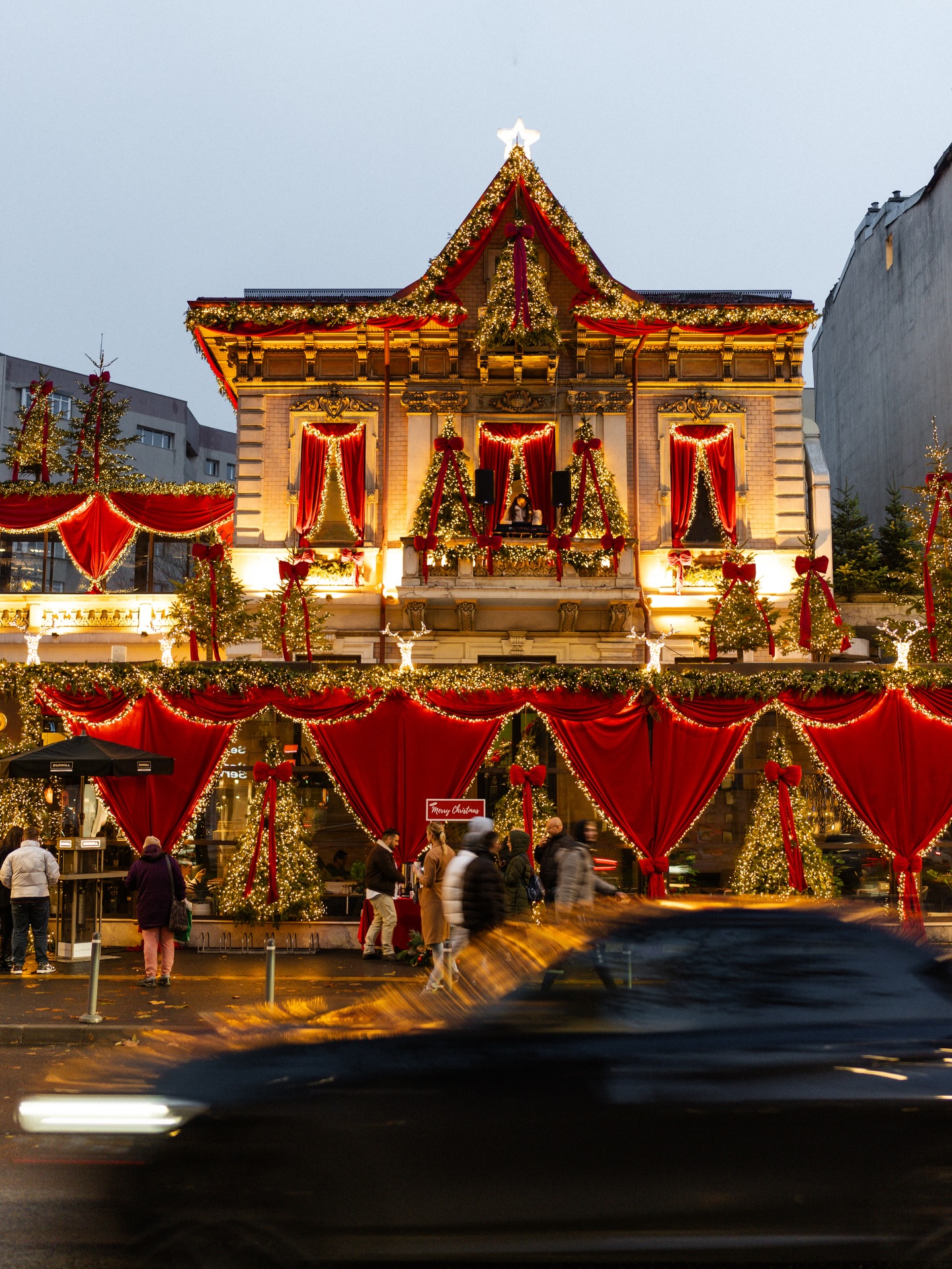 cladiri din bucurești decorate de craciun fațada restaurantului trattoria buongiorno de pe victoriei decorata cu funde catifea rosie luminite si ghirlande din brad