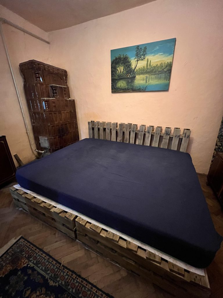 Ada și Dani mai au multe reparații de făcut la căsuța veche, dar vor să devină fermieri și să deschidă un punct gastronomic local la ei în curte